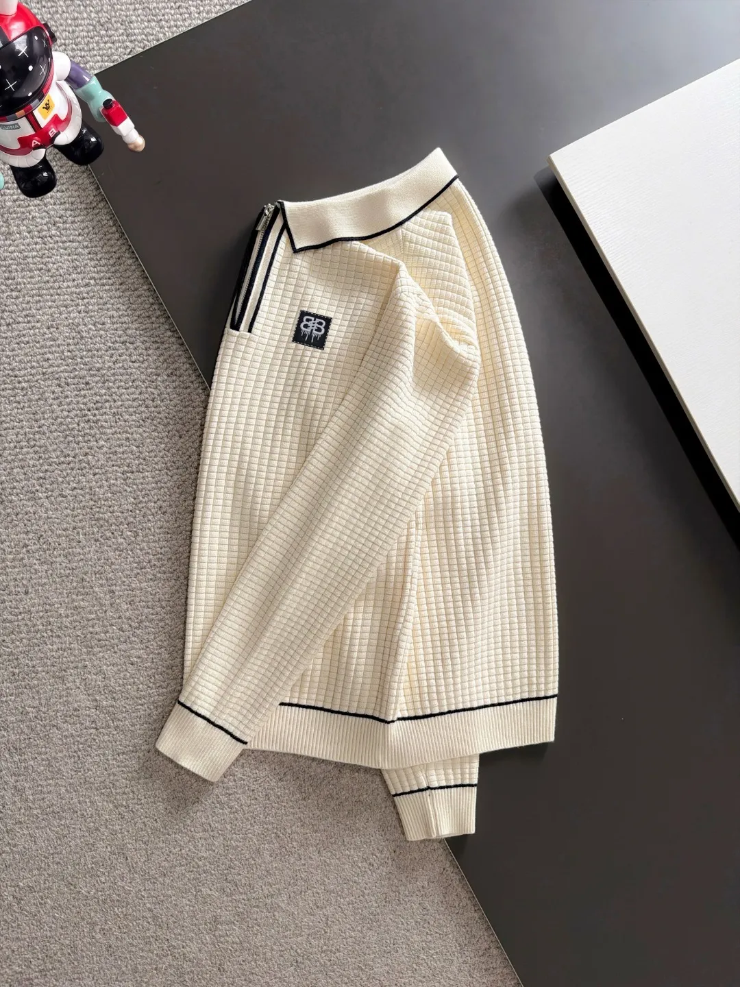 Next day shipping P195 Balenciaga high quality 2026 autumn and winter official website latest sweater, on sale at the same time at the counter Hot Sale! Specially made of wool blended fabric. It feels comfortable and can be directly in contact with the skin. The logo badge is exquisitely embroidered, which is extremely eye-catching! The details highlight the fashionable charm of big brands. Exquisite workmanship. Three-dimensional cutting style. The wearing effect is invincible and handsome! All three standards are complete! Sizes:M-3XL